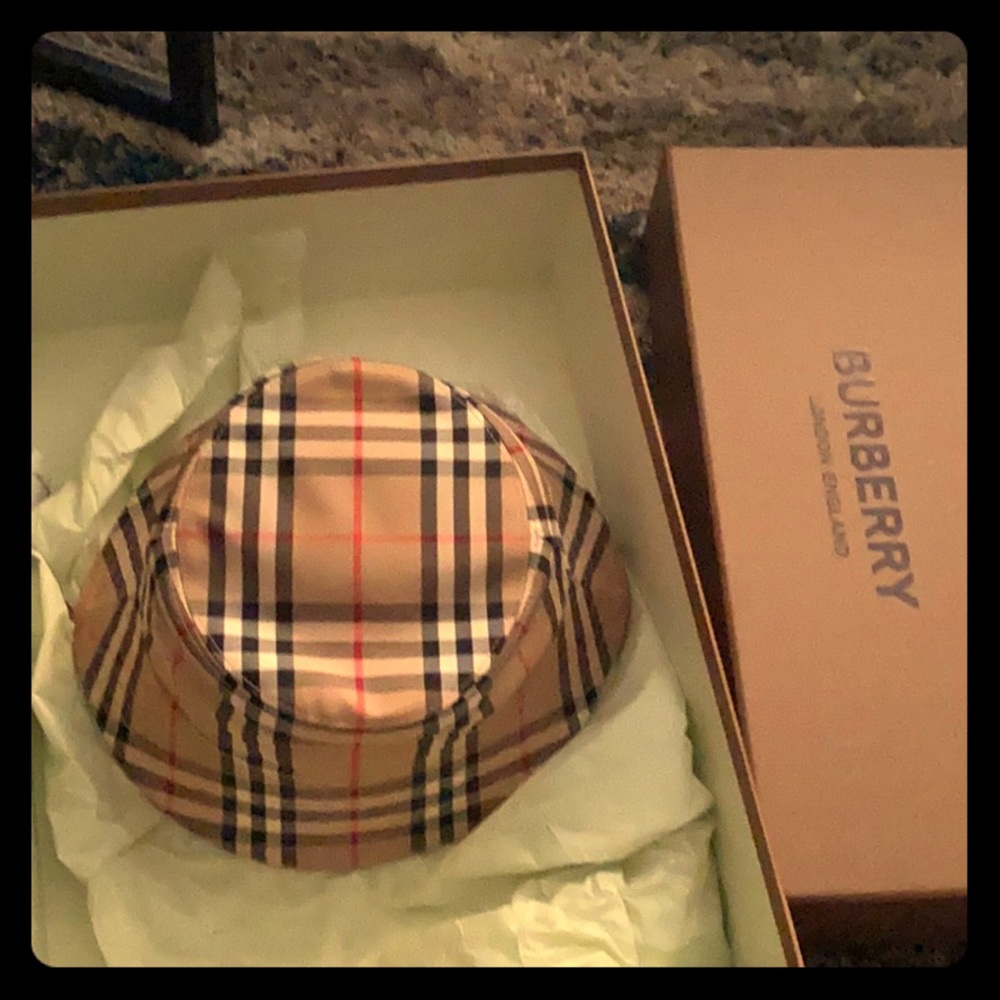 Burberry bucket hat